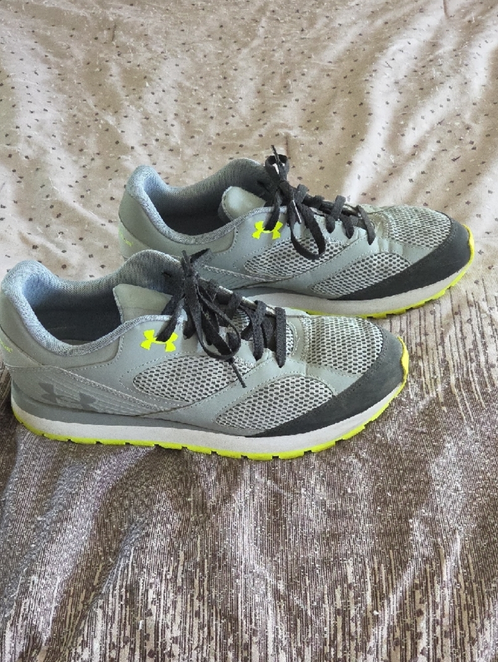 Under Armour Jogger Grey Mesh Athletic Sneakers with Neon Yellow Accents